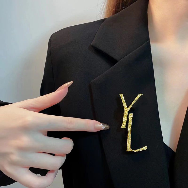 Designer luxury brooch solid color letters women brooch temperament with Fashion Brooches
Designer luxury brooch solid color letters women brooch temperament with Fashion Brooches