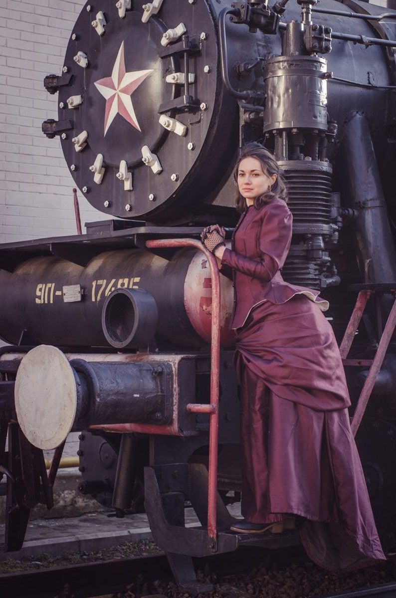 Vintage Victorian Wedding Gowns Long Sleeve Ruched Dusty Bustle Taffeta Ball Gown Wedding Dress Spring Winter Reception Wear