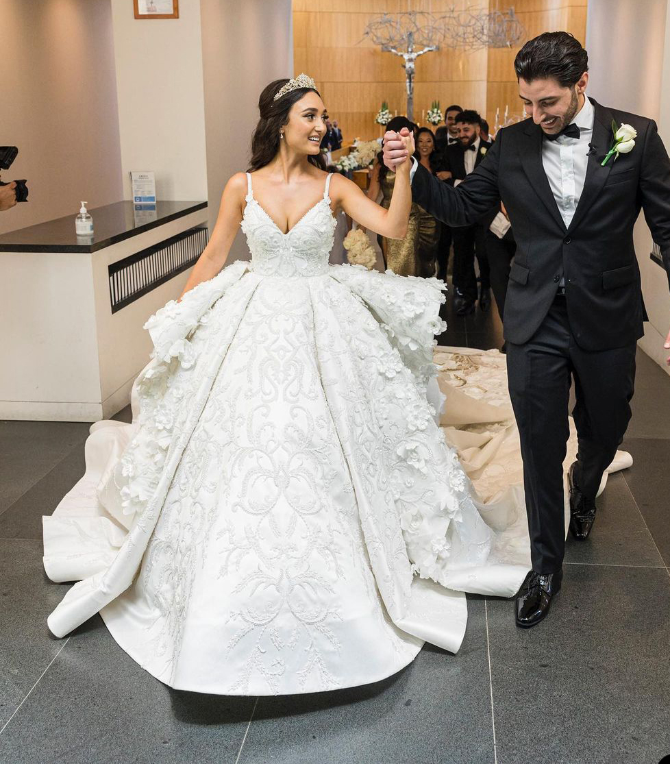 Princess Ball Gown Wedding Dress 3D Flower Appliques V Neck Bridal Gowns Custom Beads Lace Bride Dresses