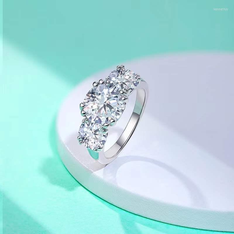 Cluster Rings Trendy S925 Silver 5 3 Stone Round Moissanite Ring Women Jewelry White Gold Plated D Color VVS1 Diamond Kenn22
Cluster Rings Trendy S925 Silver 5 3 Stone Round Moissanite Ring Women Jewelry White Gold Plated D Color VVS1 Diamond Kenn22