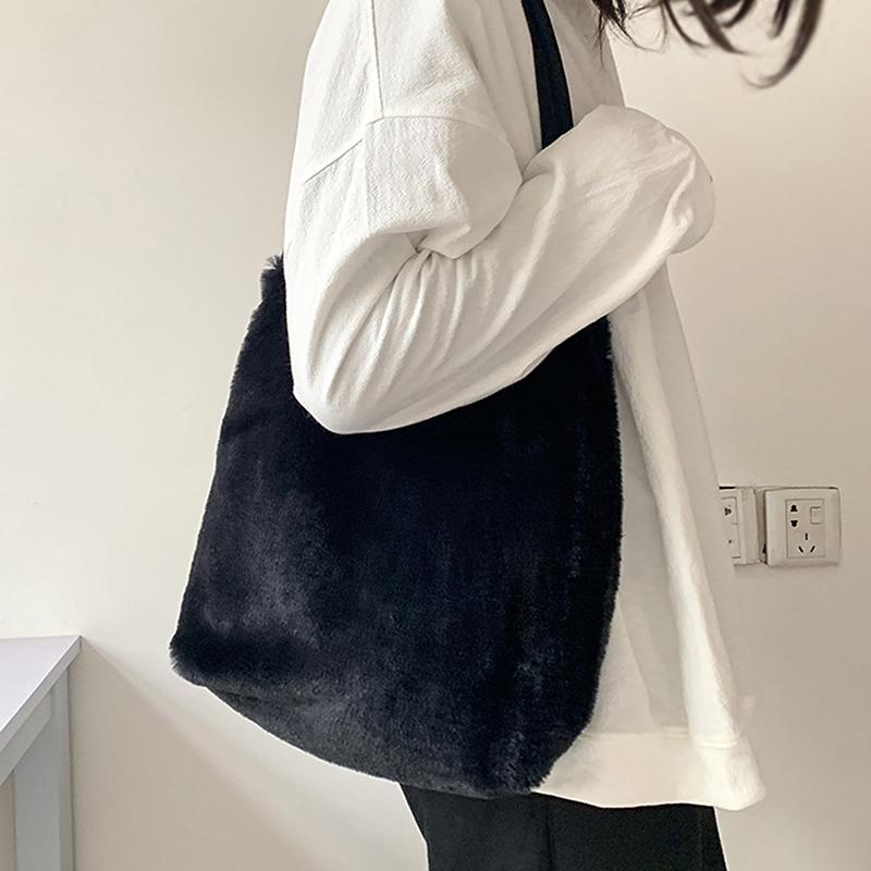 Evening Bags Winter H Shoulder Women Large Capacity Solid Hasp Fluffy Shopping Tote Fashion Female Handbags Black WhiteEvening
Evening Bags Winter H Shoulder Women Large Capacity Solid Hasp Fluffy Shopping Tote Fashion Female Handbags Black WhiteEvening