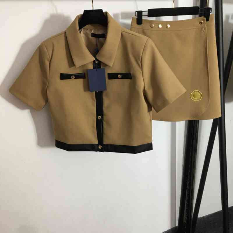Womens Two Pieces Pants Fashion Brand Lapel Button Embellishment Short-sleeved Jacket And High-waisted Skirt 2 Piece Sets Designer Tracksuits Women Clothing
Womens Two Pieces Pants Fashion Brand Lapel Button Embellishment Short-sleeved Jacket And High-waisted Skirt 2 Piece Sets Designer Tracksuits Women Clothing