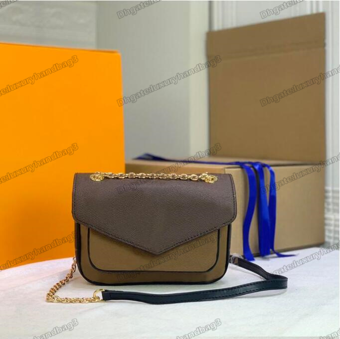 Passy Compact Chain Bag Monograms Leather Handbag Womens Designers Luxurys Cross Body With a Magnetic Lock
Passy Compact Chain Bag Monograms Leather Handbag Womens Designers Luxurys Cross Body With a Magnetic Lock