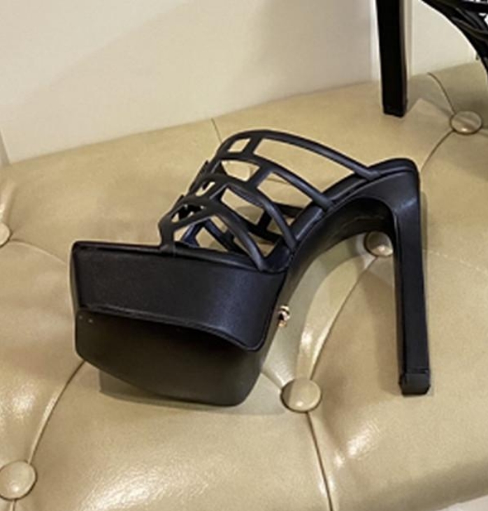 Fashion designer Slippers soft Genuine Leather button womens sandals stiletto Heeled platform Square head shoes Hentian Gao Medusa Aevitas quality Slipper 35-42
Fashion designer Slippers soft Genuine Leather button womens sandals stiletto Heeled platform Square head shoes Hentian Gao Medusa Aevitas quality Slipper 35-42