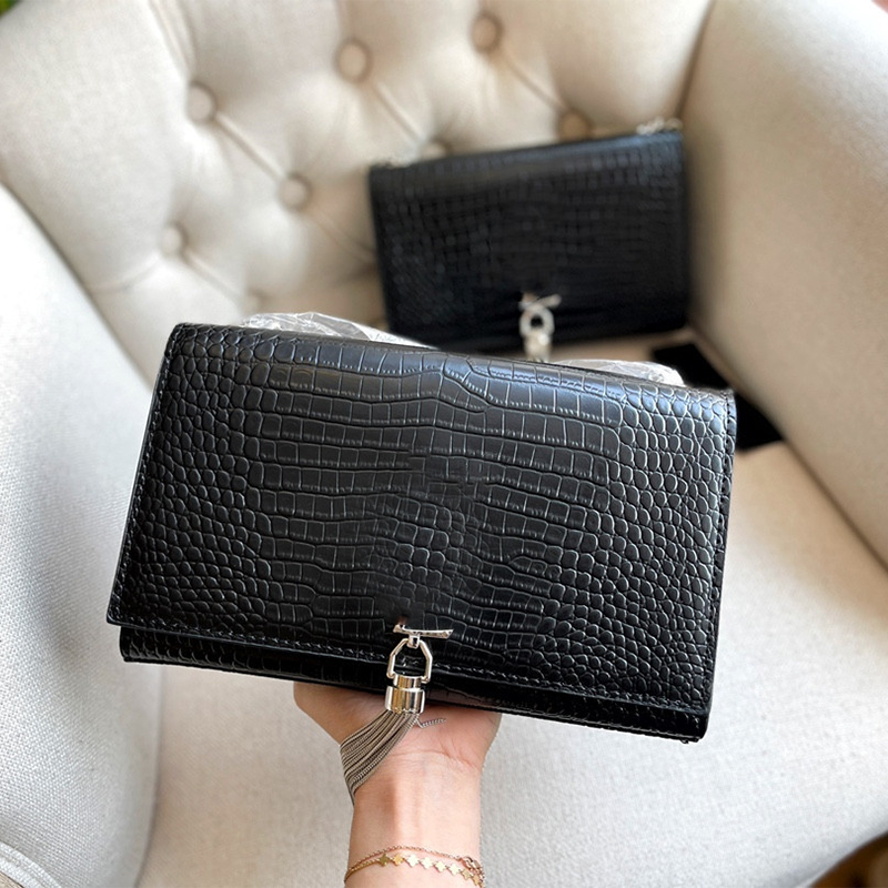 2022 Top High Quality Luxury Shoulder Bag Fashion Woman Designer Chain Bag Designers handbag Lady Banquet Black Wite Genuine Leather Messenger Crossbody Bags, Black large silver
2022 Top High Quality Luxury Shoulder Bag Fashion Woman Designer Chain Bag Designers handbag Lady Banquet Black Wite Genuine Leather Messenger Crossbody Bags, Black large silver