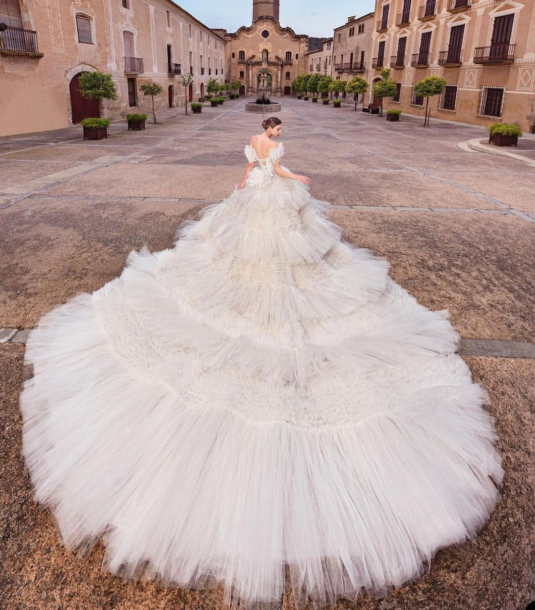 Luxurious Ball Gown Wedding Dress Sequins Beads Strapless Sexy V Neck Sleevesless Lace Tulle Ruffles Floor Length Custom Made Sweep Train Bridal Dress