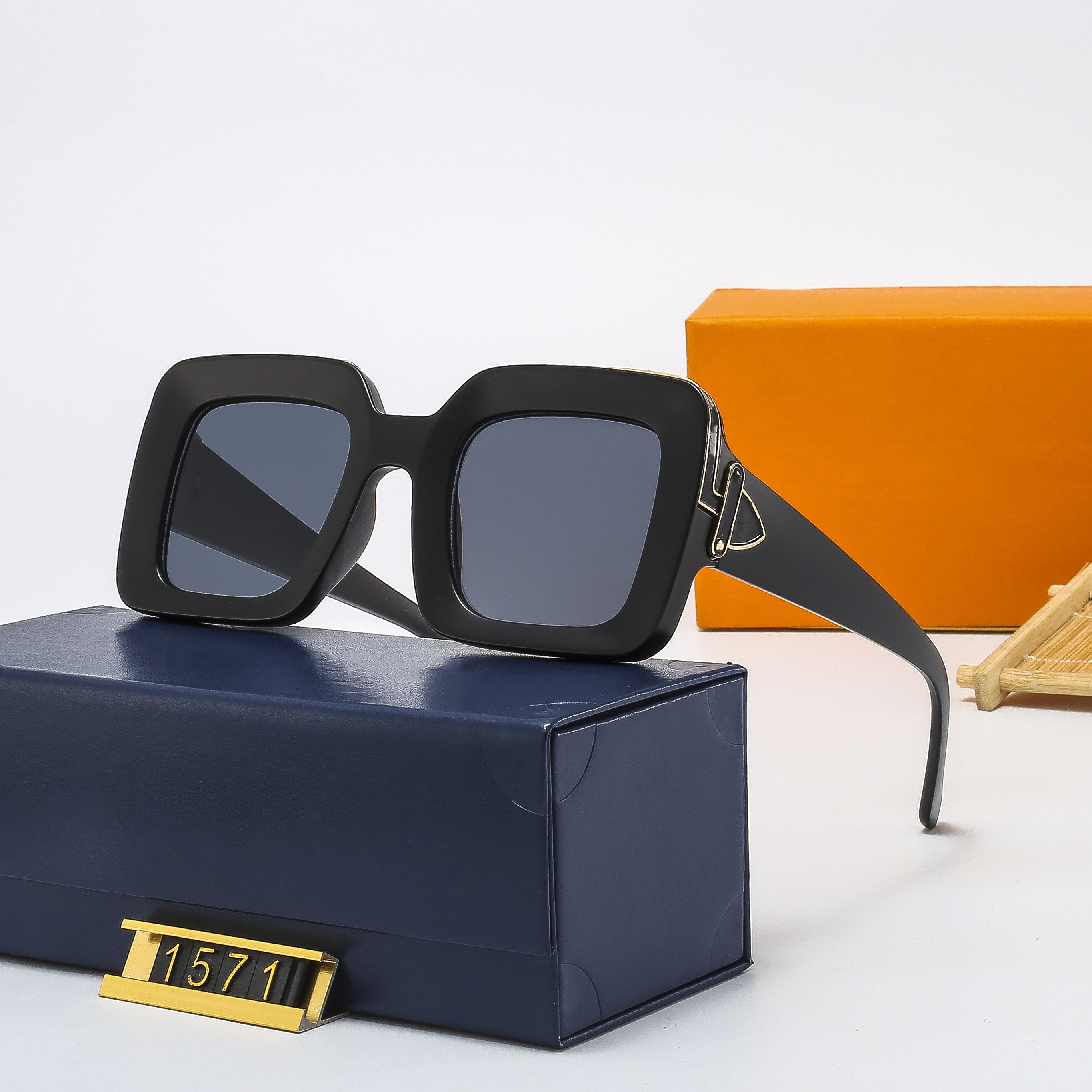 2023 Fashion Designer Sunglasses Outdoor Luxury Sunglasses for Women and Men Plate Full Frame Retro Hot Selling Brand Glasses
2023 Fashion Designer Sunglasses Outdoor Luxury Sunglasses for Women and Men Plate Full Frame Retro Hot Selling Brand Glasses