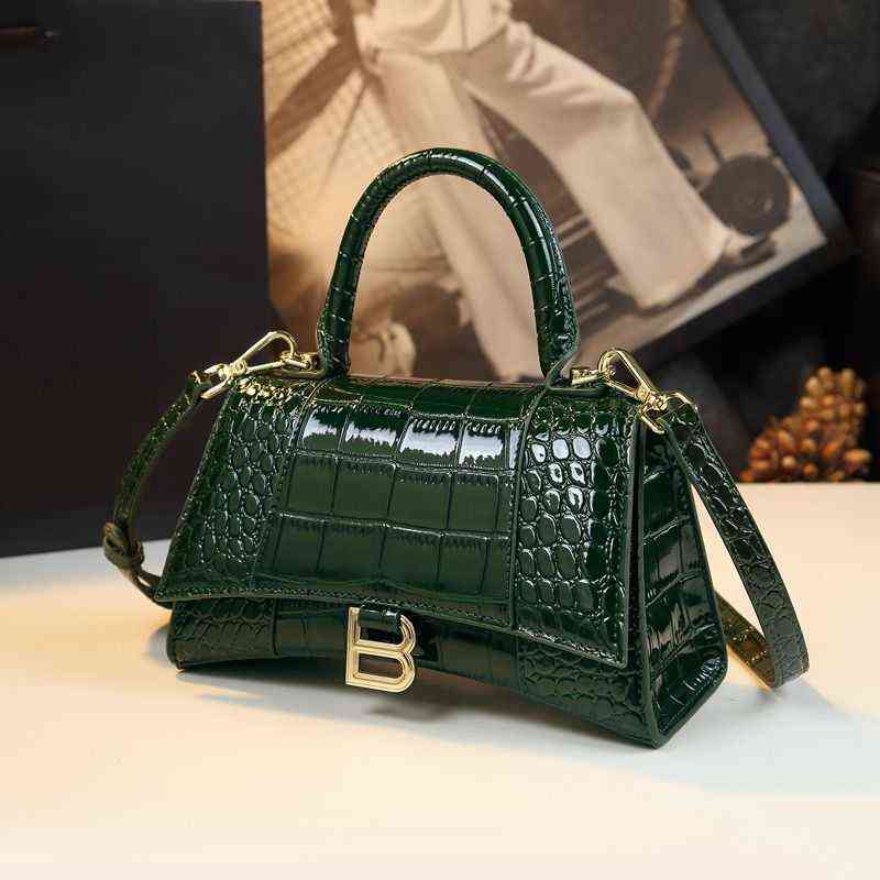 RKVG Family B crocodile hourglass bag small women's leather 2022 new fashion Portable Single Shoulder Messenger Bag, Black
RKVG Family B crocodile hourglass bag small women's leather 2022 new fashion Portable Single Shoulder Messenger Bag, Black