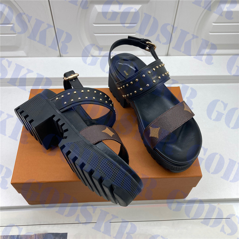 Jacquard Platform Sandals Womens Home Shoes Classic Leather Slippers For Women Fashion Rivets Ladies Shoe Size 34-40
Jacquard Platform Sandals Womens Home Shoes Classic Leather Slippers For Women Fashion Rivets Ladies Shoe Size 34-40