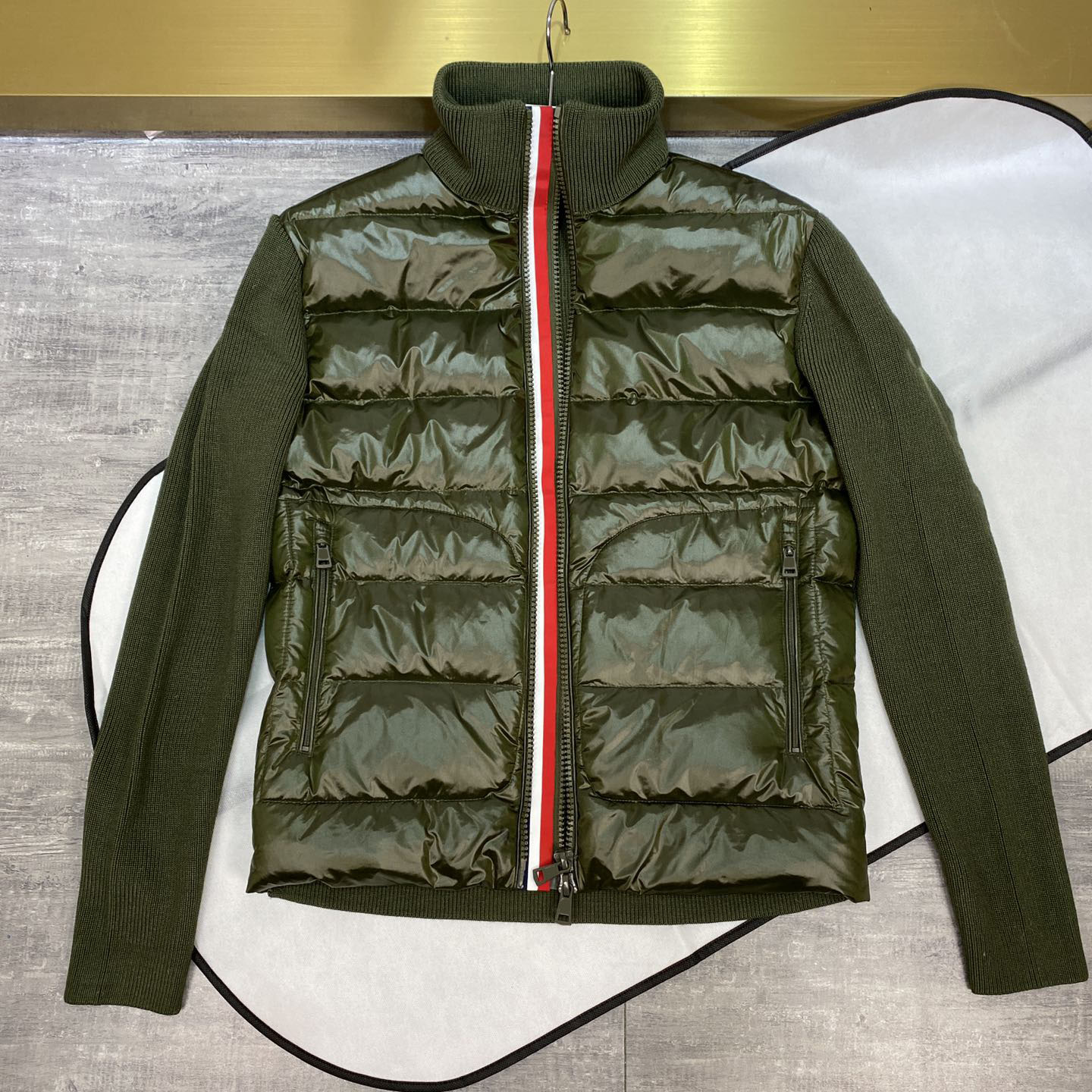 Designer MAYA Mens Down Jackets Knitted Patchwork Embroidered Armbands Colorful winter jackets Placket Women's Men's Parkas, Supplement (not shipped separately)
Designer MAYA Mens Down Jackets Knitted Patchwork Embroidered Armbands Colorful winter jackets Placket Women's Men's Parkas, Supplement (not shipped separately)
