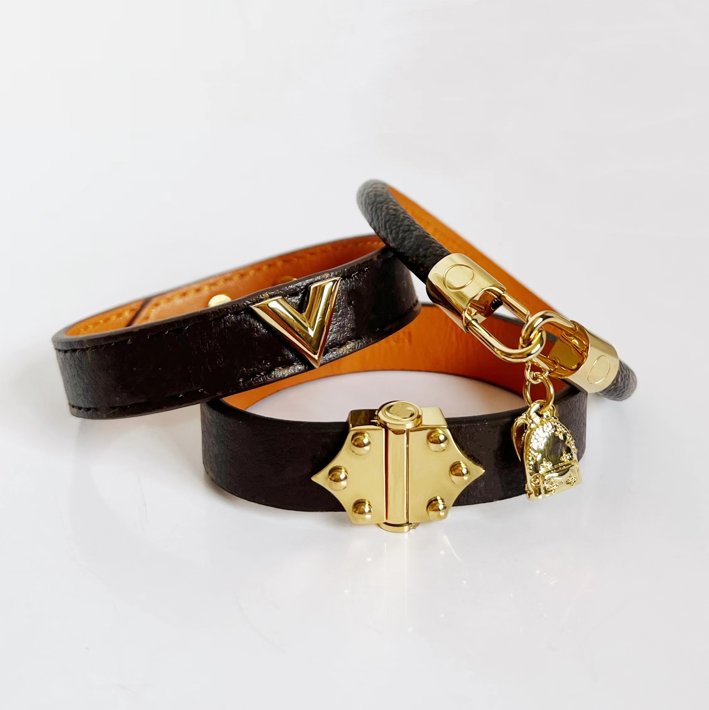 Luxury Jewelry Women Leather Designer Bracelets With four leafs flower Pattern and stamps gold pendant letter V fashion Jewelry
Luxury Jewelry Women Leather Designer Bracelets With four leafs flower Pattern and stamps gold pendant letter V fashion Jewelry