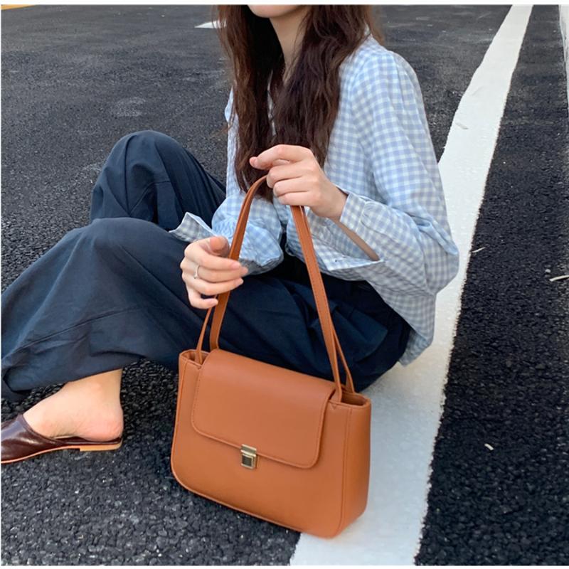 Evening Bags Simple Woman Bag 2022 Autumn Winter Korean Version Of The Lychee Pattern Shoulder Large-capacity Commuter Female Handbag, Black
Evening Bags Simple Woman Bag 2022 Autumn Winter Korean Version Of The Lychee Pattern Shoulder Large-capacity Commuter Female Handbag, Black