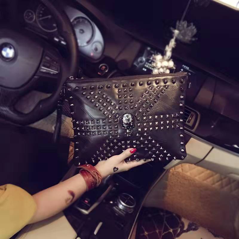 Designer shoulder bags Clutch for man Punk Elements Luxury Messenger bag Skull pattern Satchel clutch bag Fashion rivets Street style Soft leather Cross Body HBP, Black
Designer shoulder bags Clutch for man Punk Elements Luxury Messenger bag Skull pattern Satchel clutch bag Fashion rivets Street style Soft leather Cross Body HBP, Black