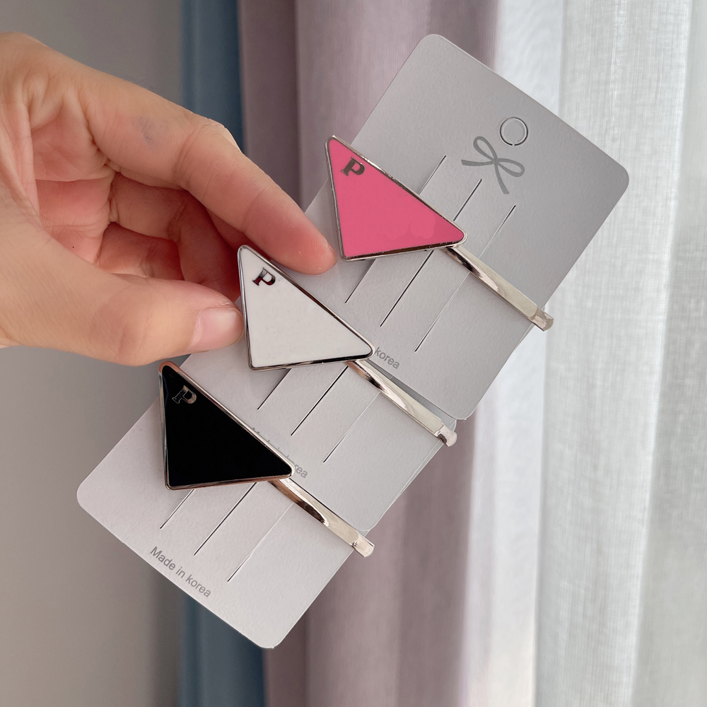 Women Luxury Brand Letter Hair Clip Metal Triangle Designer Barrettes Letters Barrettes Fashion Hair Accessories Headwraps HairHoop Headwear Hair Jewelry Gifts
Women Luxury Brand Letter Hair Clip Metal Triangle Designer Barrettes Letters Barrettes Fashion Hair Accessories Headwraps HairHoop Headwear Hair Jewelry Gifts