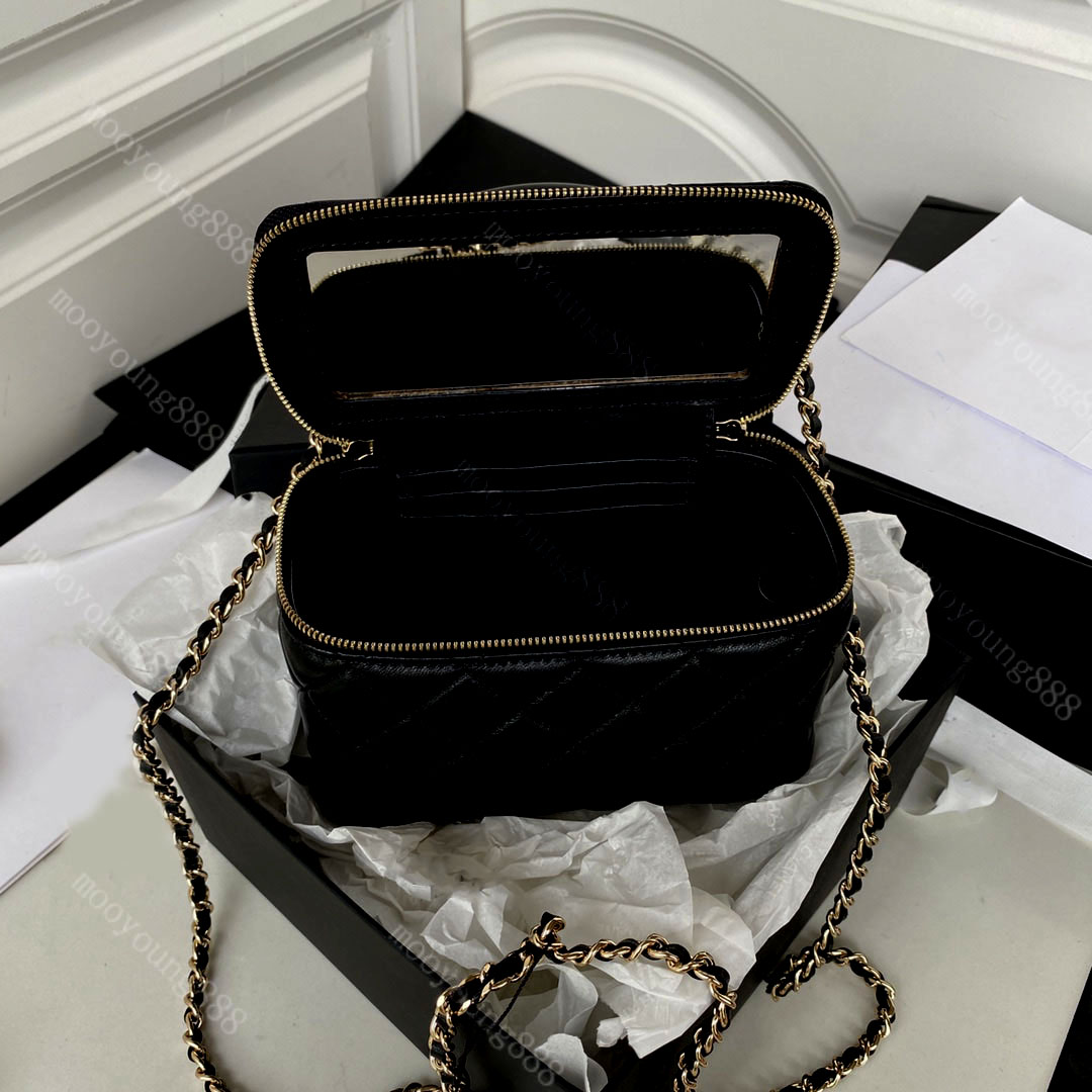 Top Tier Quality Designer Luxury Bags Black Real Leather Mini Vanity Case Women Lambskin Quilted Zipper Cosmetic Purse Crossbody Gold Chain Clutch Handbags With Box
Top Tier Quality Designer Luxury Bags Black Real Leather Mini Vanity Case Women Lambskin Quilted Zipper Cosmetic Purse Crossbody Gold Chain Clutch Handbags With Box