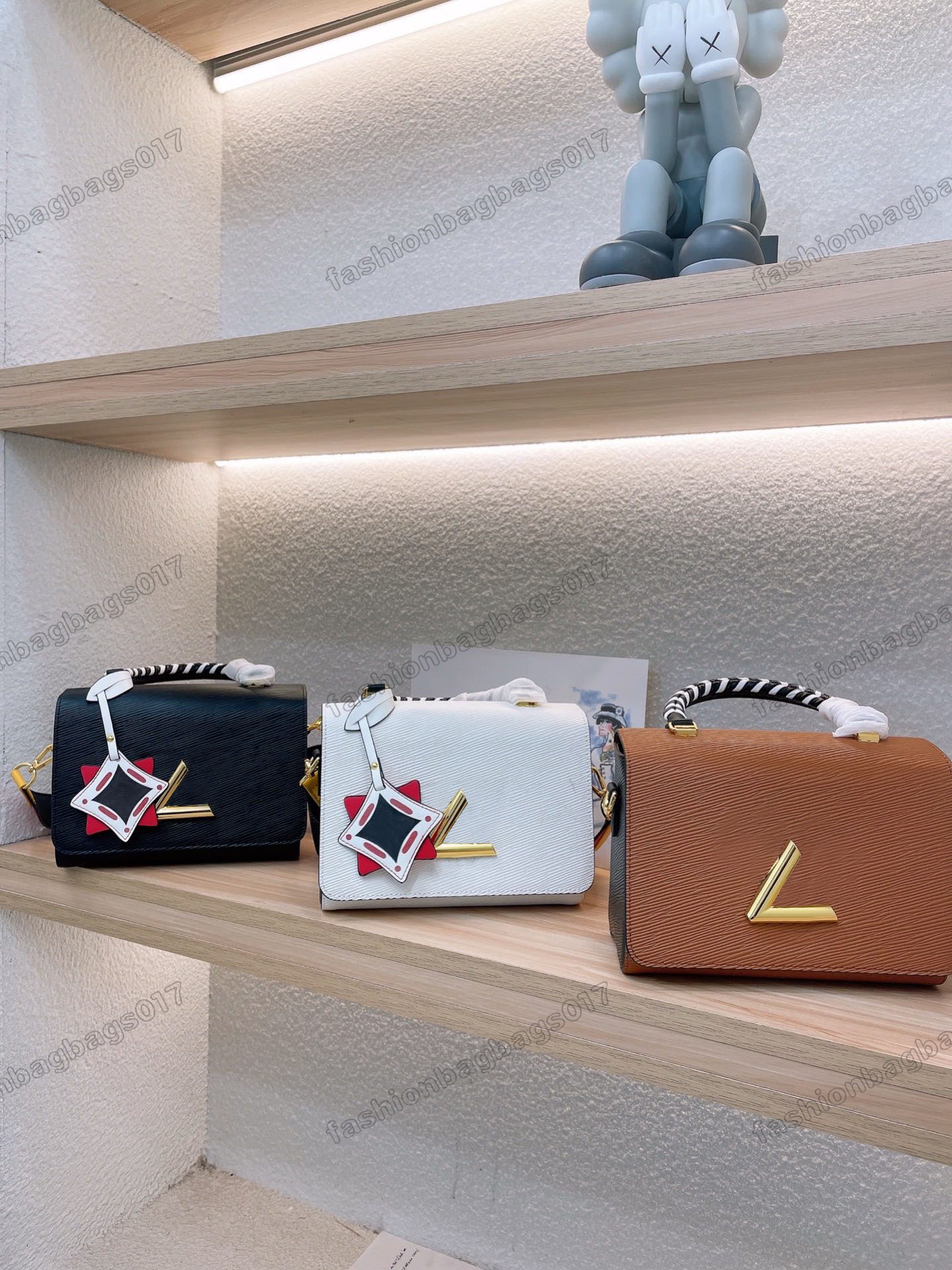 TWIST MM Luxurys Flap Bag Epi Grain Cowhide with Toron Handle Flower Tag Wide Leather Shouder Straps Designer Women Cross Body 
TWIST MM Luxurys Flap Bag Epi Grain Cowhide with Toron Handle Flower Tag Wide Leather Shouder Straps Designer Women Cross Body