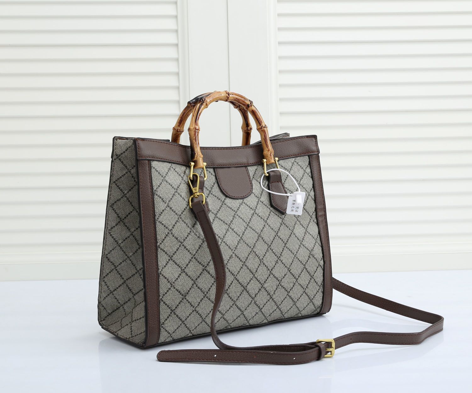 Hight Quality Diana Women Shoulder Crossbody Bags Bamboo Handle Real Cowhide MM Totes Designer Luxury Handbags Ophidia Lady Purse Onthego Shopper Bag
Hight Quality Diana Women Shoulder Crossbody Bags Bamboo Handle Real Cowhide MM Totes Designer Luxury Handbags Ophidia Lady Purse Onthego Shopper Bag