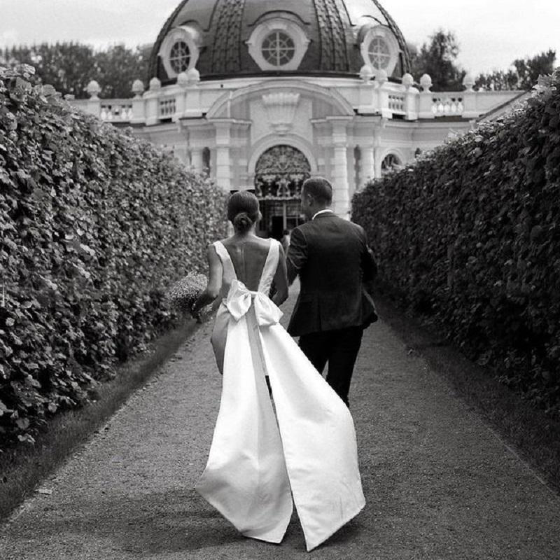 Sexy Short Mini Satin V Neck Wedding Dress Large Bow Custom Made Plus Size Open Back Garden Bridal Gowns Vestido de Novia Robe Mariee