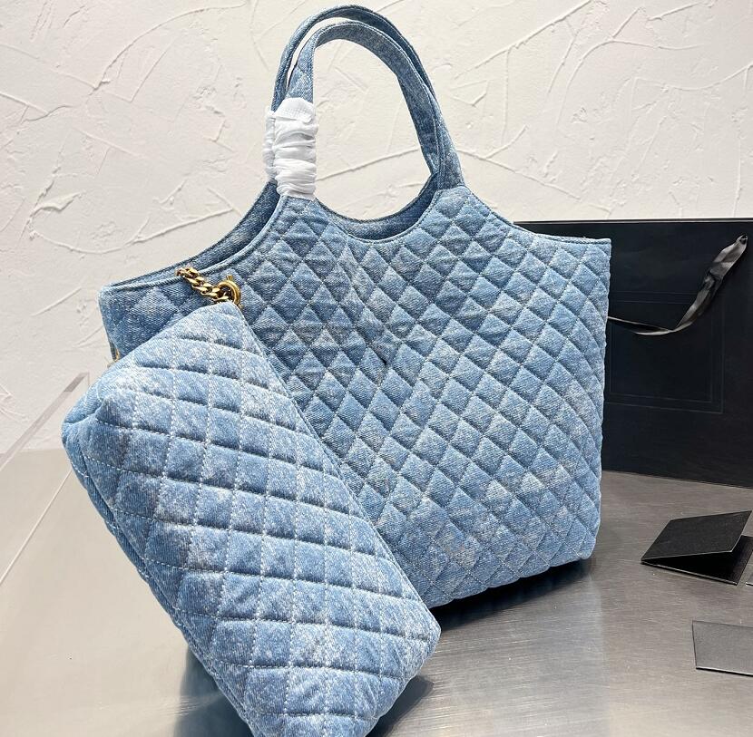 Designer Shopping Bag Rhomboid Lattice High Capacity Canvas Metal Logo Handbag Women Luxury Brand Temperament Elegance High Quality Totes Wallet, Blue (large logo )
Designer Shopping Bag Rhomboid Lattice High Capacity Canvas Metal Logo Handbag Women Luxury Brand Temperament Elegance High Quality Totes Wallet, Blue (large logo )