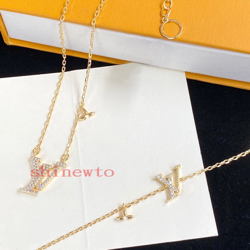 Europe America Fashion Necklace Bracelet Earrings Lady Women Brass Gold-color Hardware Engraved V Initials Crystal Rhinestones Iconic Jewelry Sets M00596, No original box 
Europe America Fashion Necklace Bracelet Earrings Lady Women Brass Gold-color Hardware Engraved V Initials Crystal Rhinestones Iconic Jewelry Sets M00596, No original box