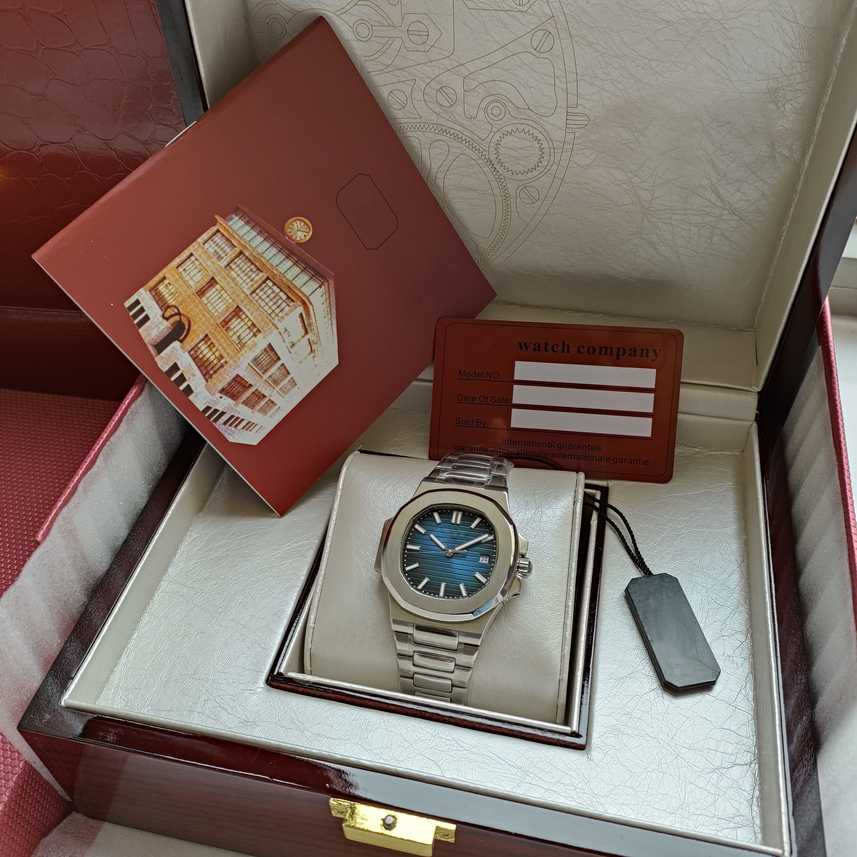 Super Factory Watch of Mens Automatic Cal.324 Movement 40mm Blue Dial 5711 Classic Watches Sapphire Luminous Transparent Back Wristwatches Original Box
Super Factory Watch of Mens Automatic Cal.324 Movement 40mm Blue Dial 5711 Classic Watches Sapphire Luminous Transparent Back Wristwatches Original Box