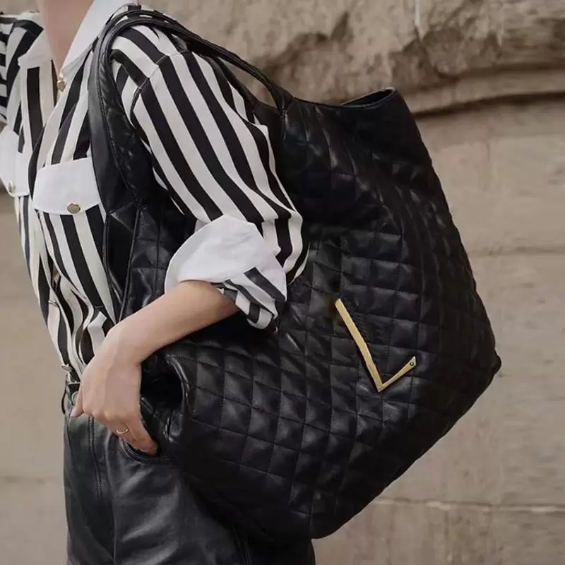 2022 icare maxi in quilted lambskin large capacity tote bags shopping shoulder totes bag diamond surface new with chain coin wallet summer, Black
2022 icare maxi in quilted lambskin large capacity tote bags shopping shoulder totes bag diamond surface new with chain coin wallet summer, Black