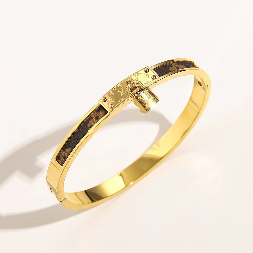Fashion Designer Jewelry women bracelet Gold Bangle with Lock leather alex ani four leaf flower pattern stainless steel letters stamp new style party gift
Fashion Designer Jewelry women bracelet Gold Bangle with Lock leather alex ani four leaf flower pattern stainless steel letters stamp new style party gift