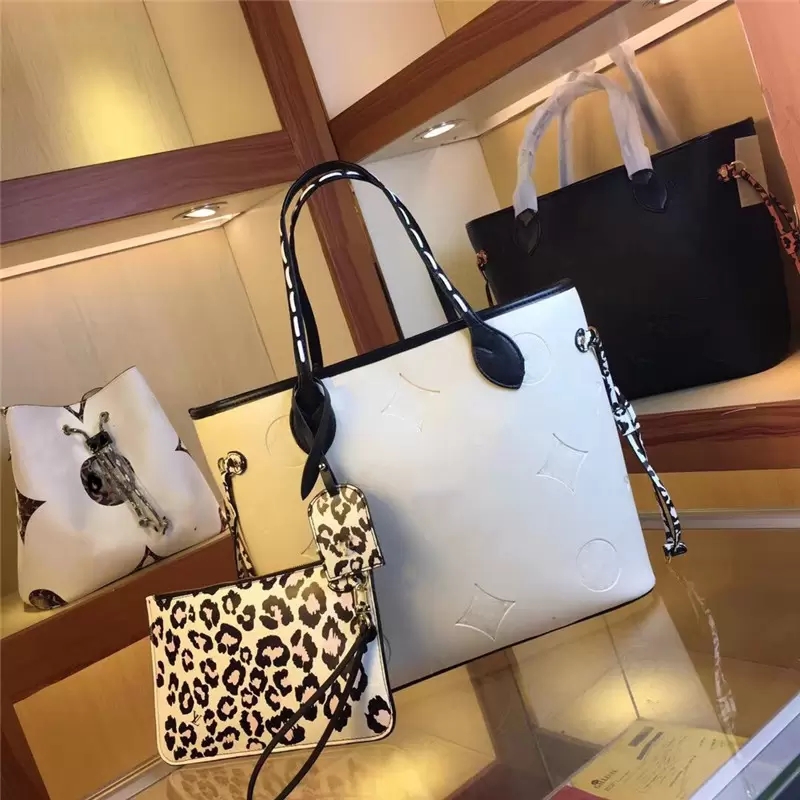 Designer Bags luxury handbags purse fashion Totes NM Wild at Heart Empreinte Giant MM Bag Creme Leather M45818 M45819, Don't pay it
Designer Bags luxury handbags purse fashion Totes NM Wild at Heart Empreinte Giant MM Bag Creme Leather M45818 M45819, Don't pay it
