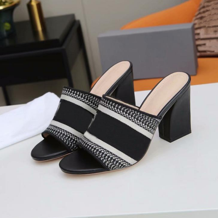 2022 Women High Heel Sandals Designer Slides Block Heels Slippers Embroidery Shoes Ladies Scuffs Sandal Striped Slippers D Letter Canvas
2022 Women High Heel Sandals Designer Slides Block Heels Slippers Embroidery Shoes Ladies Scuffs Sandal Striped Slippers D Letter Canvas