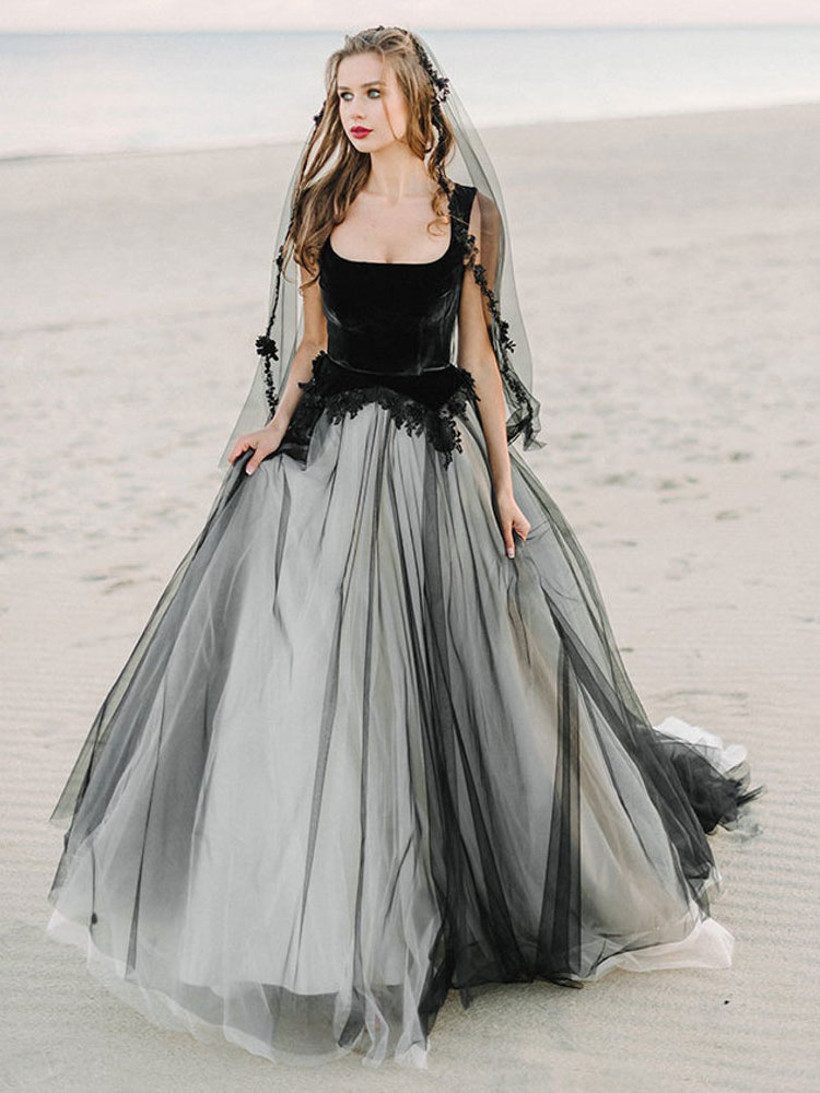 Gothic Black And White A Line Wedding Dress Sleeveless Straps Country Bridal Gowns With Long Veils Appliques Lace Beaded Bride Dresses Vintage Robe De