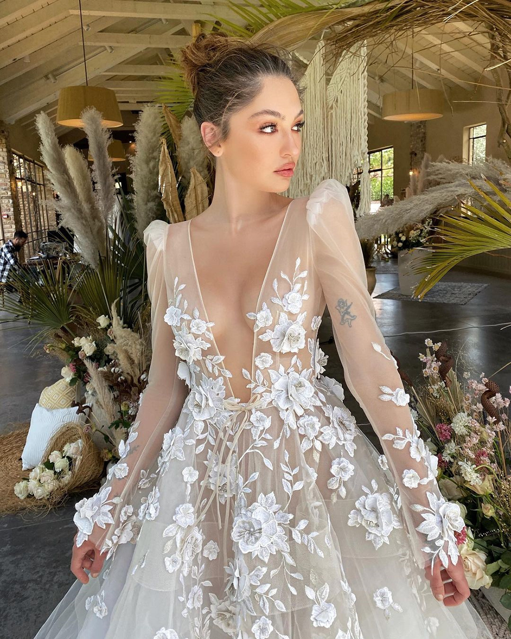 Elegant A-line Wedding Dresses Sexy V Neck Long Sleeve Transparent Appliques Plus Size Sweep Floor Length Train Bridal Gown Girls Gown Formal Gowns