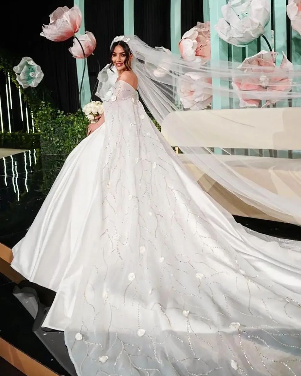 Princess Ball Gown Wedding Dresses Bridal Gowns Bateau Neck Strapless Lace Middle Sleeve Appliqued Sequins Floor Length Train Plus Size Robe De Mariee