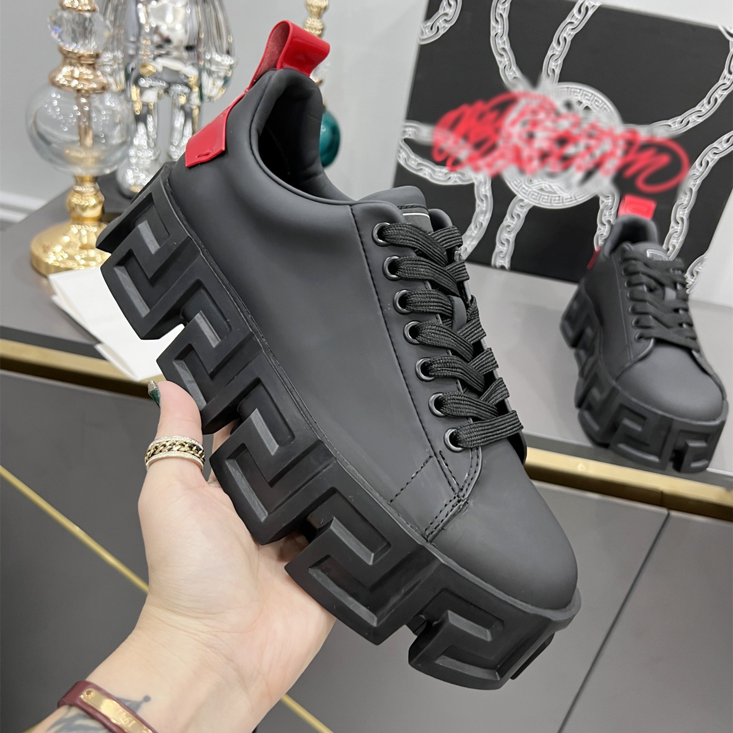 2022 Men's shoes top quality luxury designer brand thick soles heighten sport shoe low-key simple line Greek pattern sneakers with box size38-45
2022 Men's shoes top quality luxury designer brand thick soles heighten sport shoe low-key simple line Greek pattern sneakers with box size38-45