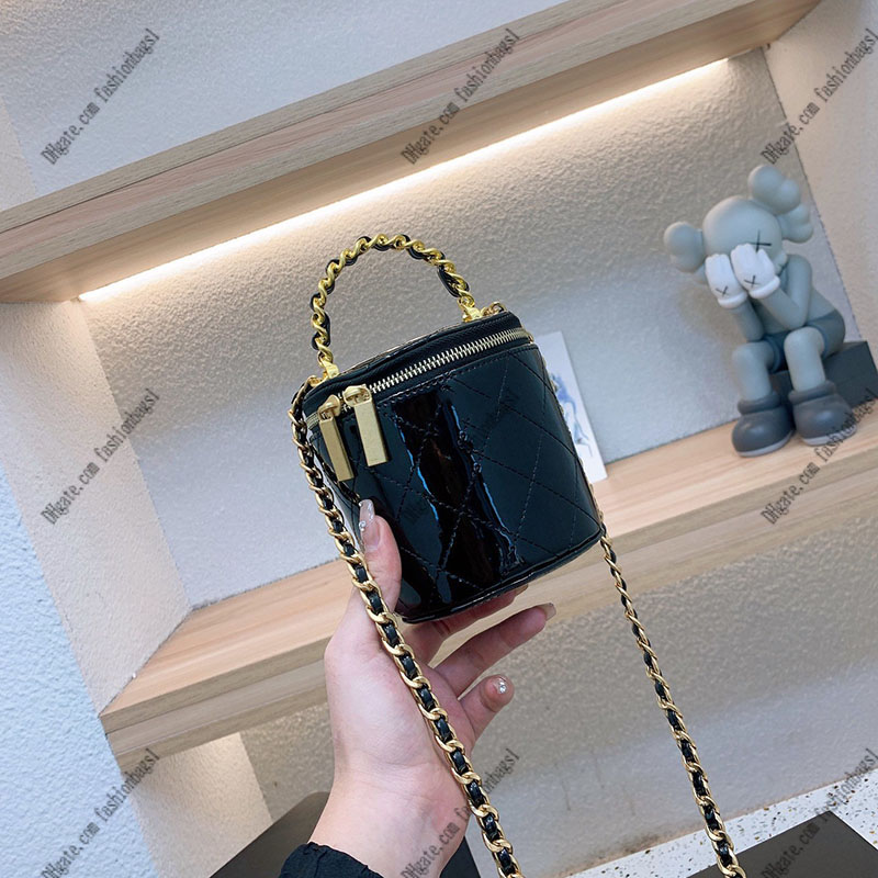 F/W Women Fashion Classic Bucket Cosmetic Bag Diamond Lattice Quilted Lacquer Leather Gold Chain Shoulder Handbag Versatile Vintage Key Pouch Coin Purse 13CM, Black sheepskin
F/W Women Fashion Classic Bucket Cosmetic Bag Diamond Lattice Quilted Lacquer Leather Gold Chain Shoulder Handbag Versatile Vintage Key Pouch Coin Purse 13CM, Black sheepskin