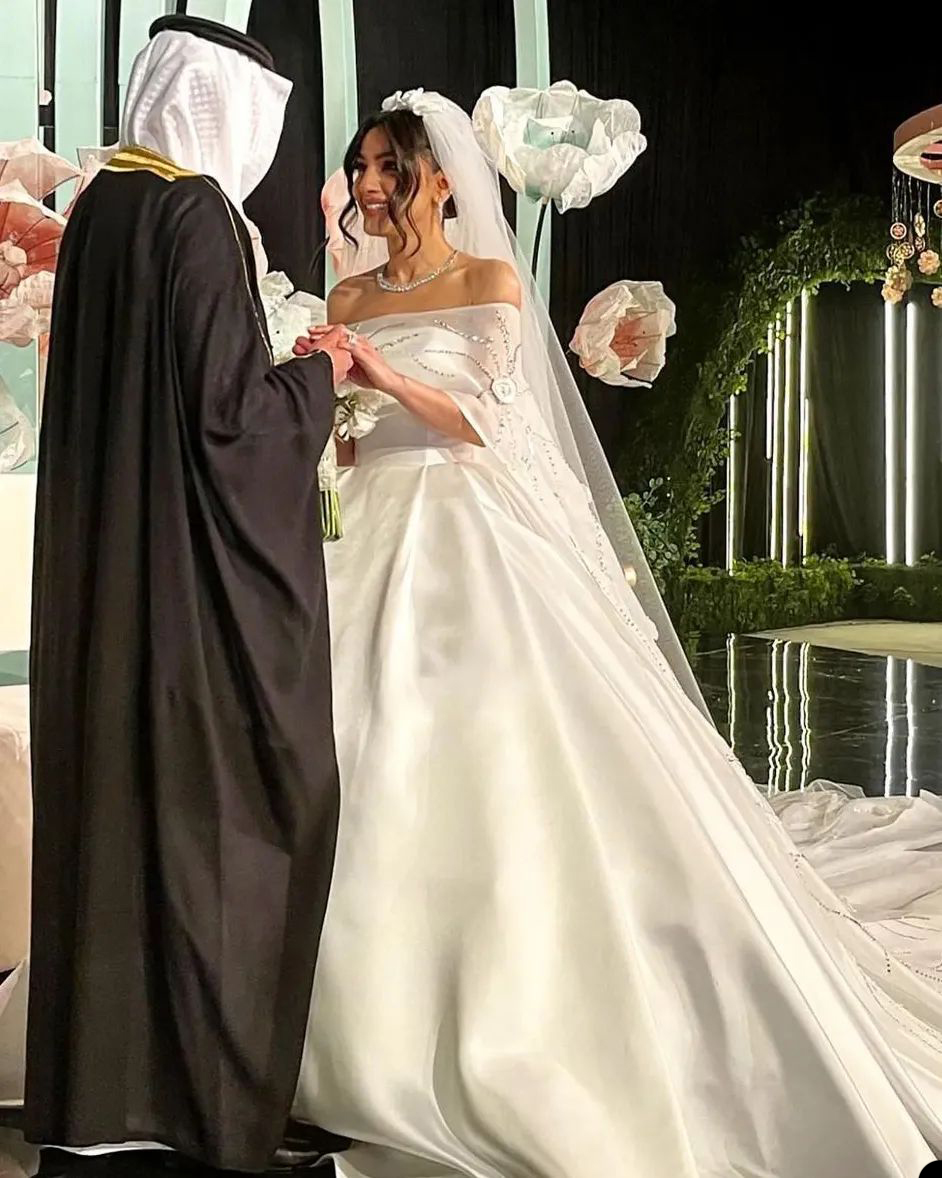 Princess Ball Gown Wedding Dresses Bridal Gowns Bateau Neck Strapless Lace Middle Sleeve Appliqued Sequins Floor Length Train Plus Size Robe De Mariee