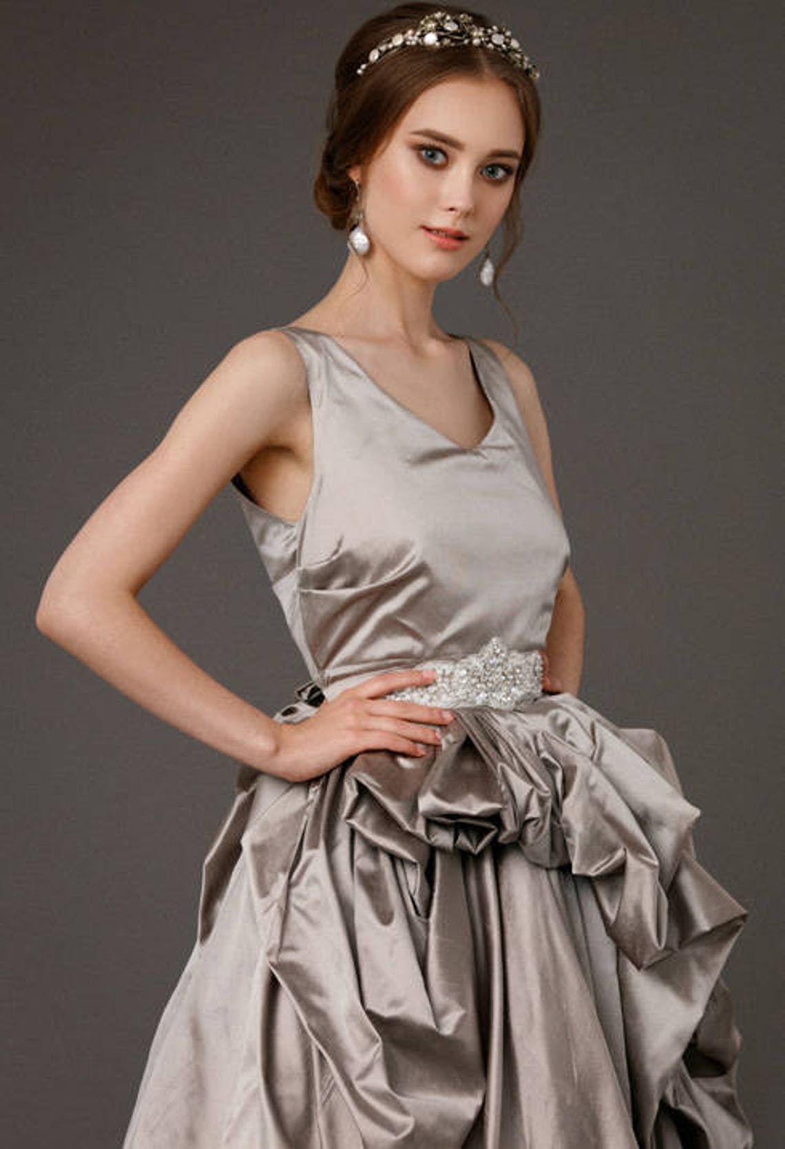 Vintage Silk Satin A Line Wedding Dress Draped Ruched Skirt Long Bridal Gowns 2022 V-Neck Sleeveless Gothic Bride Dresses Custom Made
