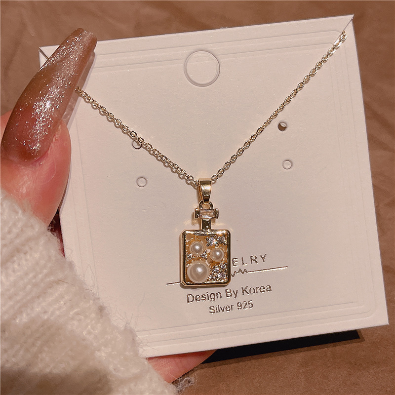 Perfume Bottle Pearl Necklace Bronze Zircons and Woolen Chain Small Fresh All Match Zircon Jewelry Clavicle Chain
Perfume Bottle Pearl Necklace Bronze Zircons and Woolen Chain Small Fresh All Match Zircon Jewelry Clavicle Chain