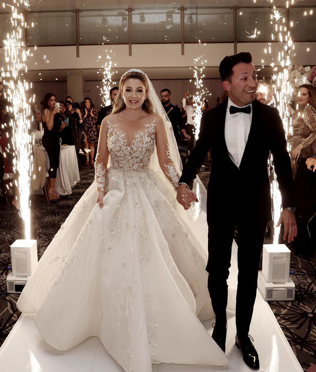 Luxury Lace Dubai A Line Wedding Dresses 3D Floral Flowers Bridal Gowns Plus Size Long Sleeve Beaded Crystal Vestidos De Novias