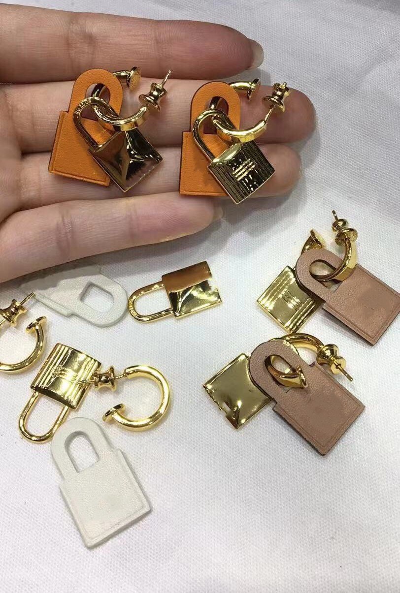 New Fashion Party Jewelry Padlock Earrings Gold Handbag Earrings Yellow WHite Grey Bag Design Lock Earrings Luxury Brand Jewelry
New Fashion Party Jewelry Padlock Earrings Gold Handbag Earrings Yellow WHite Grey Bag Design Lock Earrings Luxury Brand Jewelry
