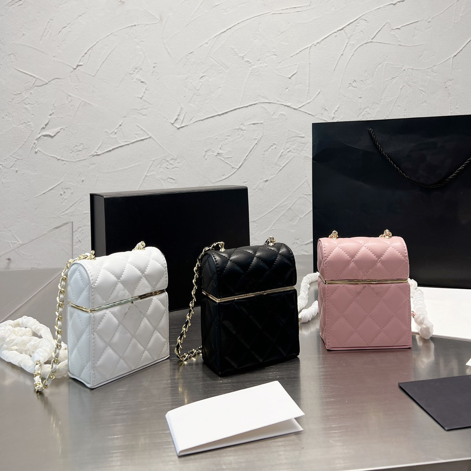Mini Cosmetic Bags with Chain Cosmetic Bag Designer Ladies Messenger Bag Mini Small Cigarette Case Design 13X10cm with Makeup Mirror XB50048, With box
Mini Cosmetic Bags with Chain Cosmetic Bag Designer Ladies Messenger Bag Mini Small Cigarette Case Design 13X10cm with Makeup Mirror XB50048, With box