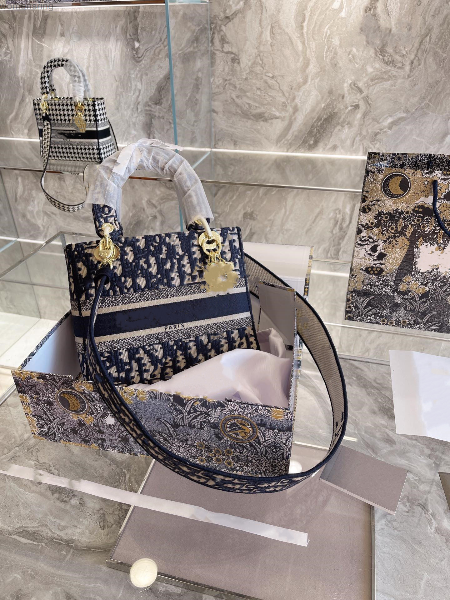 High Quality Ladies Wallet 21ss Vintage Print Ladies Messenger Bag Designer Handbag Letter Fashion Shoulder Bag
High Quality Ladies Wallet 21ss Vintage Print Ladies Messenger Bag Designer Handbag Letter Fashion Shoulder Bag