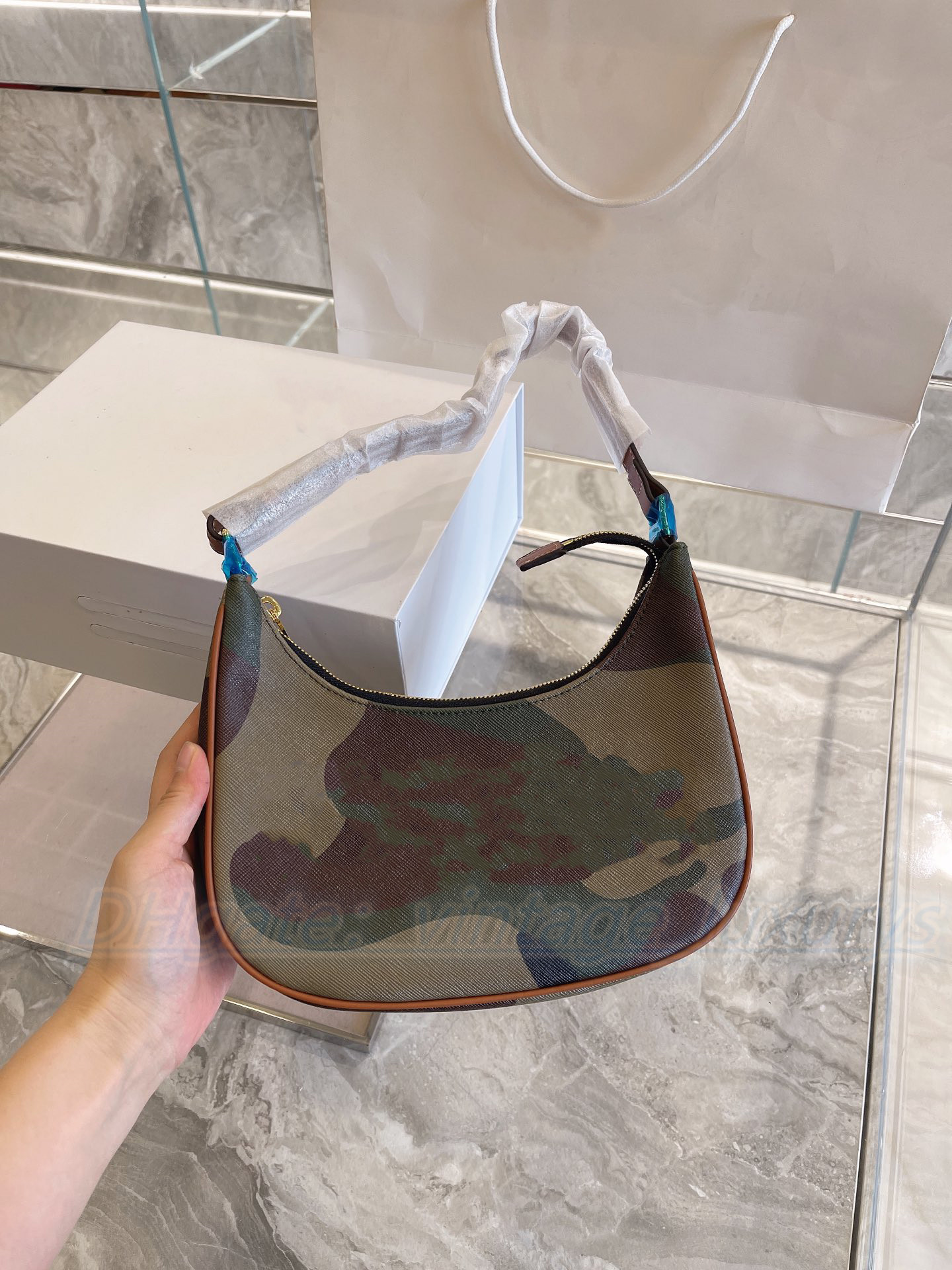 leather 7A quality handbags tote cline Evening clutch crossbody Bags womens men flap Designer fashion Cases wallets AVA TRIOMPHE handbag Shoulder Bag totes 0OV0, Camouflage
leather 7A quality handbags tote cline Evening clutch crossbody Bags womens men flap Designer fashion Cases wallets AVA TRIOMPHE handbag Shoulder Bag totes 0OV0, Camouflage