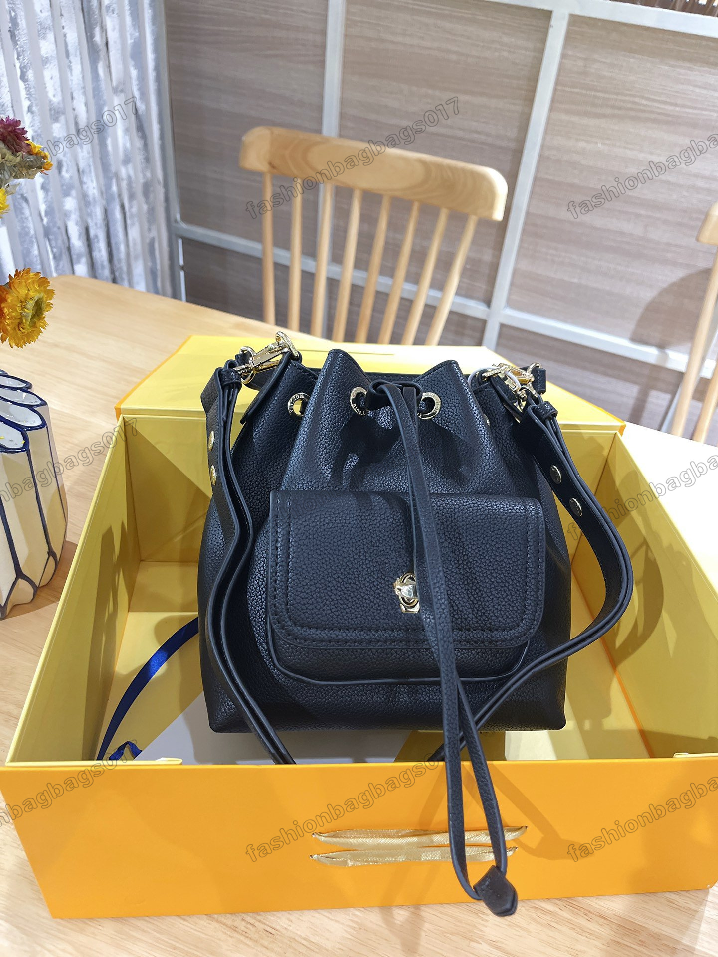 LockMe Bucket Bag Grained Leather new Collection M57687 Womens Luxurys Designers Cross body Bags Handbags Purses Crossbody
LockMe Bucket Bag Grained Leather new Collection M57687 Womens Luxurys Designers Cross body Bags Handbags Purses Crossbody