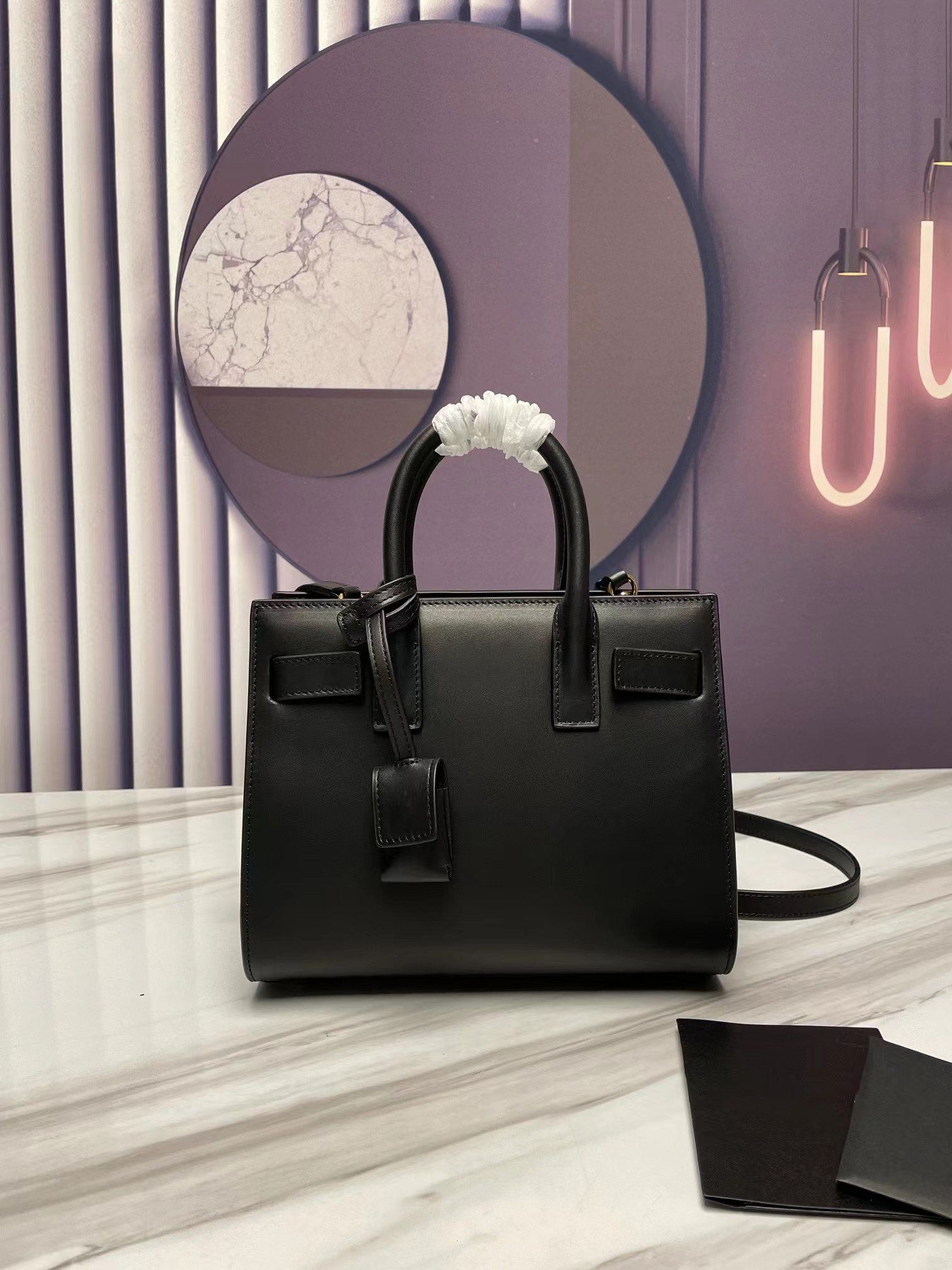 Locky BB Bag Black Empire wallet wallet magnetic signature padlock cowhide shoulder cross designer handbag
Locky BB Bag Black Empire wallet wallet magnetic signature padlock cowhide shoulder cross designer handbag