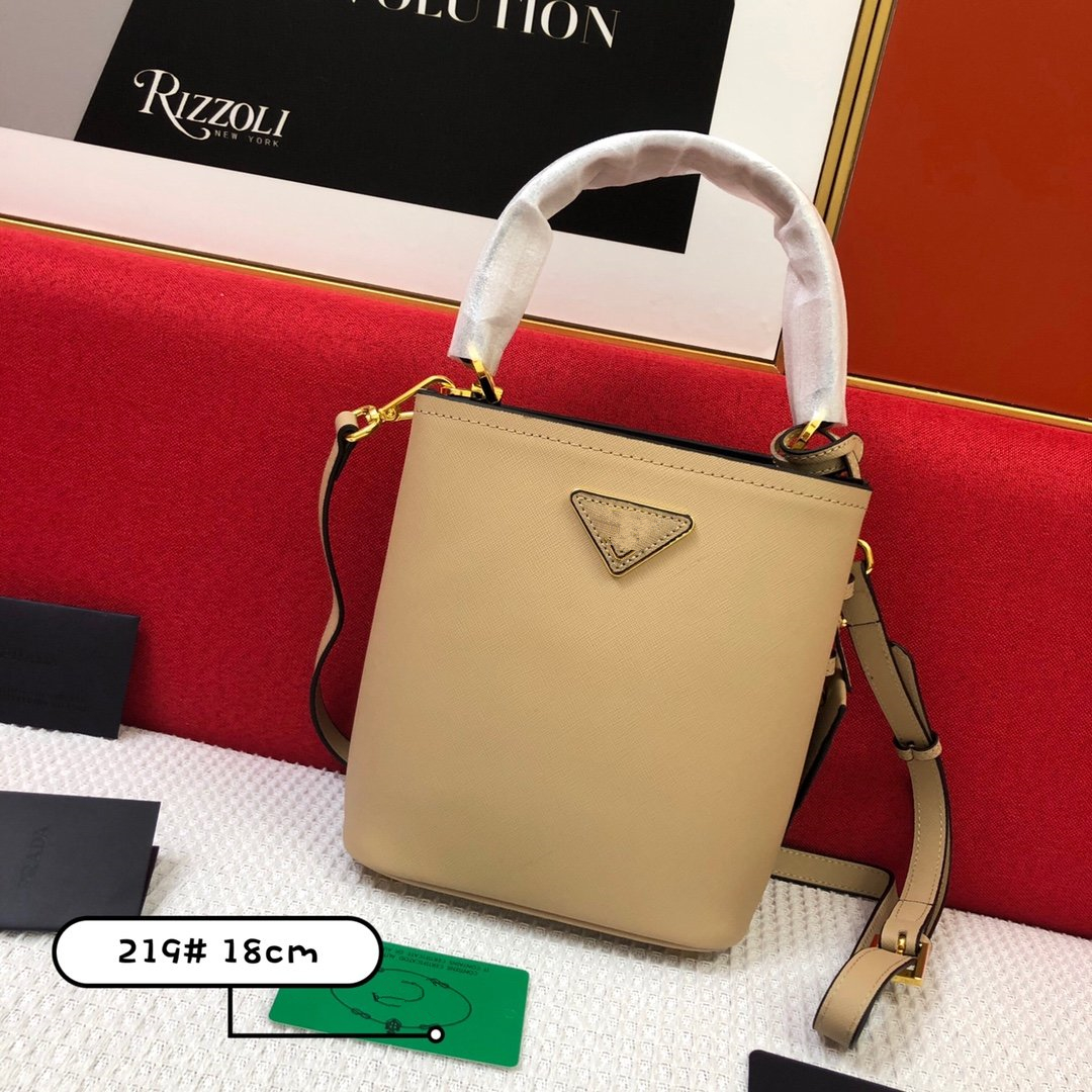 Designer luxury handbags purse Saffiano Leather Panier Bag Double Top Handle Totes women Shoulder Straps Cross-Body handbag high quality, Don't pay it
Designer luxury handbags purse Saffiano Leather Panier Bag Double Top Handle Totes women Shoulder Straps Cross-Body handbag high quality, Don't pay it