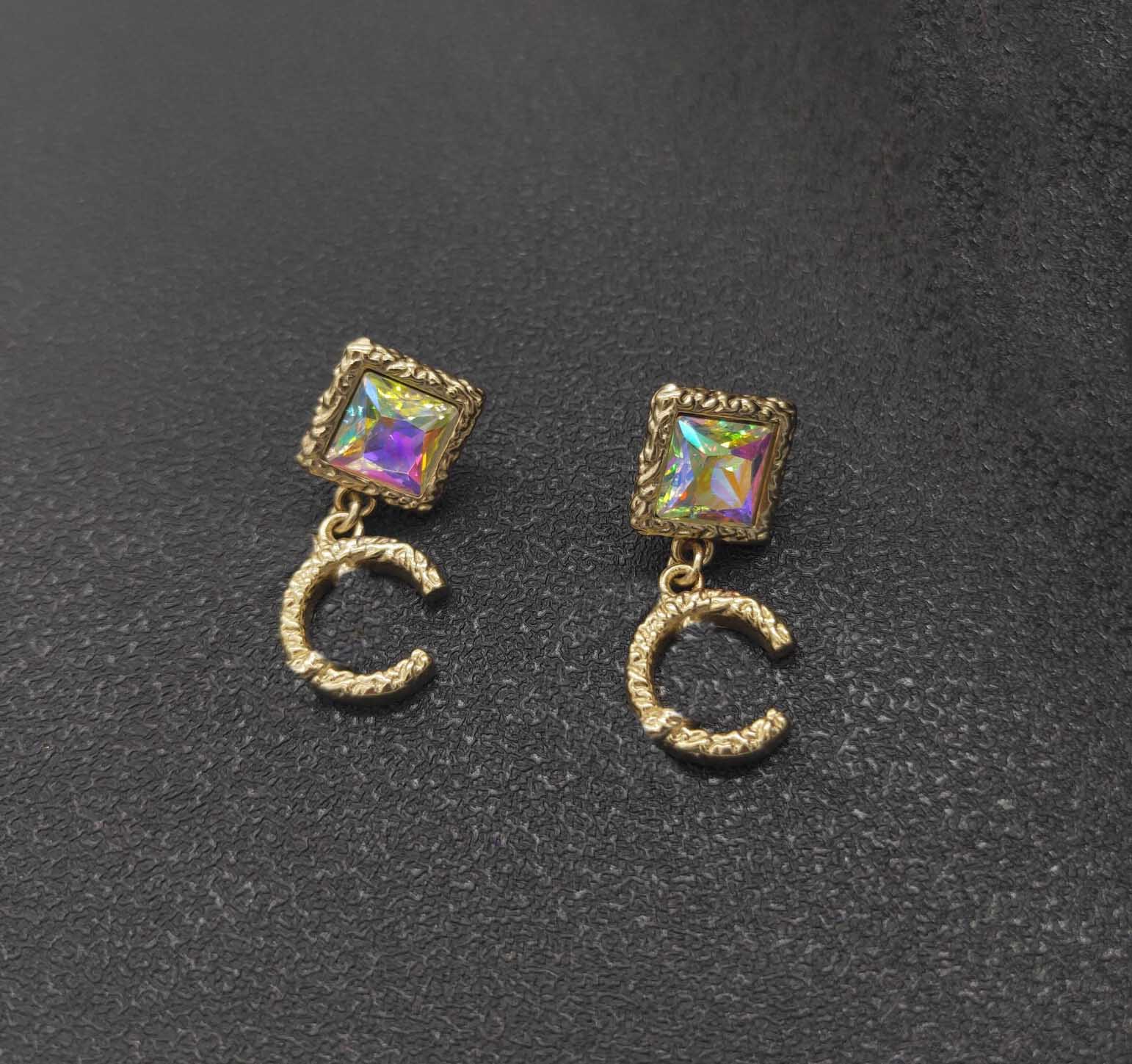 2022 Top quality Charm drop earring with color crystal square shape in 18k gold plated for women wedding jewelry gift have box stamp PS7813
2022 Top quality Charm drop earring with color crystal square shape in 18k gold plated for women wedding jewelry gift have box stamp PS7813