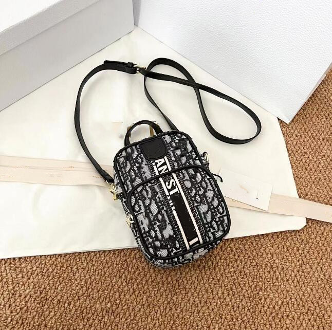 New Cross body Fashion women's shoulder bag handbags hangbag WOC 3-color Chain Leather wear-resistant texture of detachable messenger belt card slot D2465, Black g
New Cross body Fashion women's shoulder bag handbags hangbag WOC 3-color Chain Leather wear-resistant texture of detachable messenger belt card slot D2465, Black g