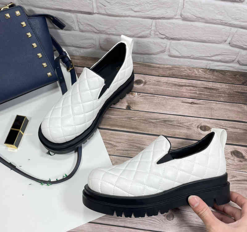 Lingge bread leather ankle boots in summer 2022 new color matching outsole high women's shoes woman straight, Black faced rhombic red background
Lingge bread leather ankle boots in summer 2022 new color matching outsole high women's shoes woman straight, Black faced rhombic red background
