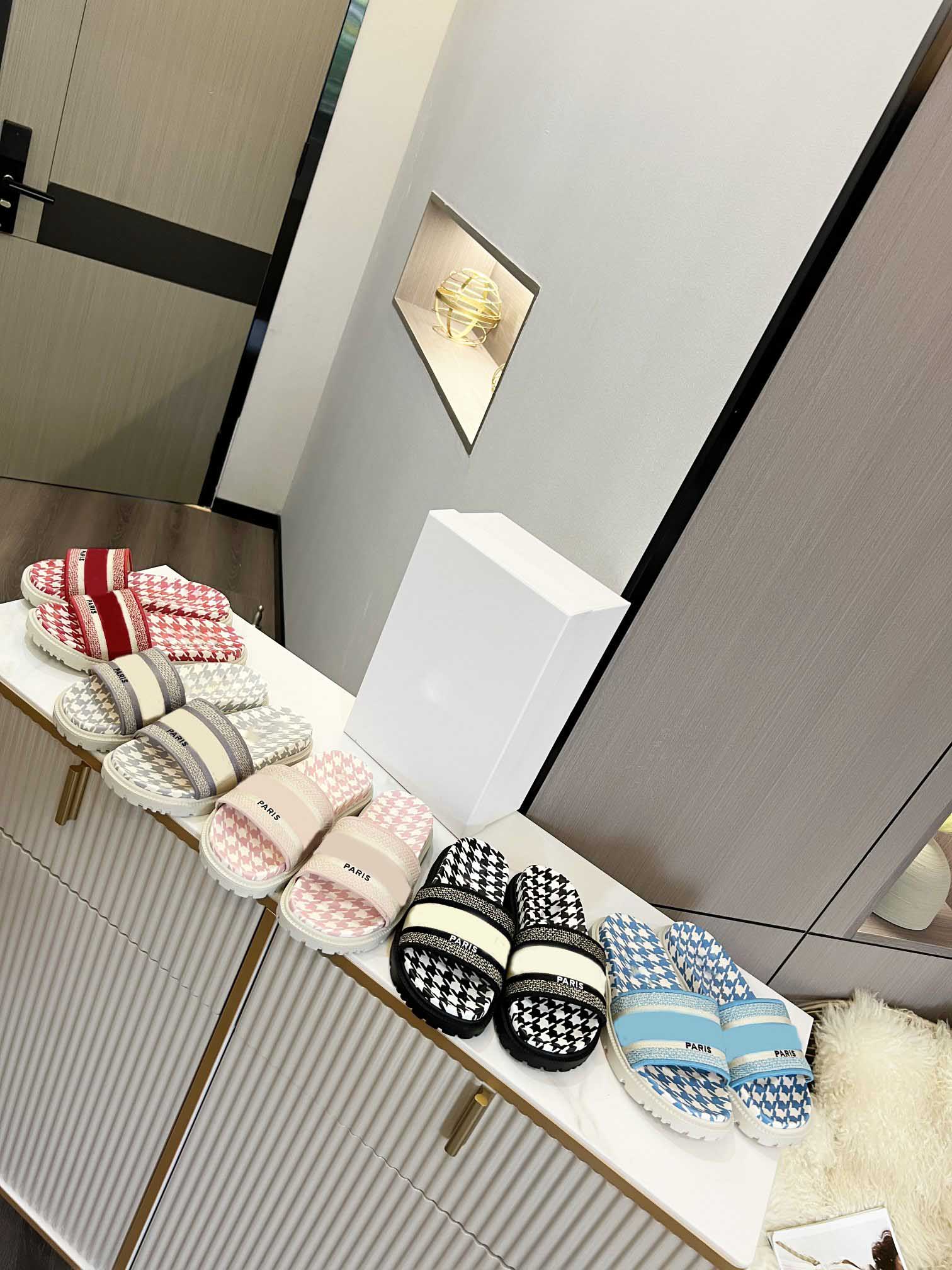 2022 Women's Dways slippers SLIDE Sandals Rose Des Vents Cotton Embroidery with Micro Houndstooth sandal Designer Luxury Fashion Ladies Beach Flat Flip Flops, Clear
2022 Women's Dways slippers SLIDE Sandals Rose Des Vents Cotton Embroidery with Micro Houndstooth sandal Designer Luxury Fashion Ladies Beach Flat Flip Flops, Clear