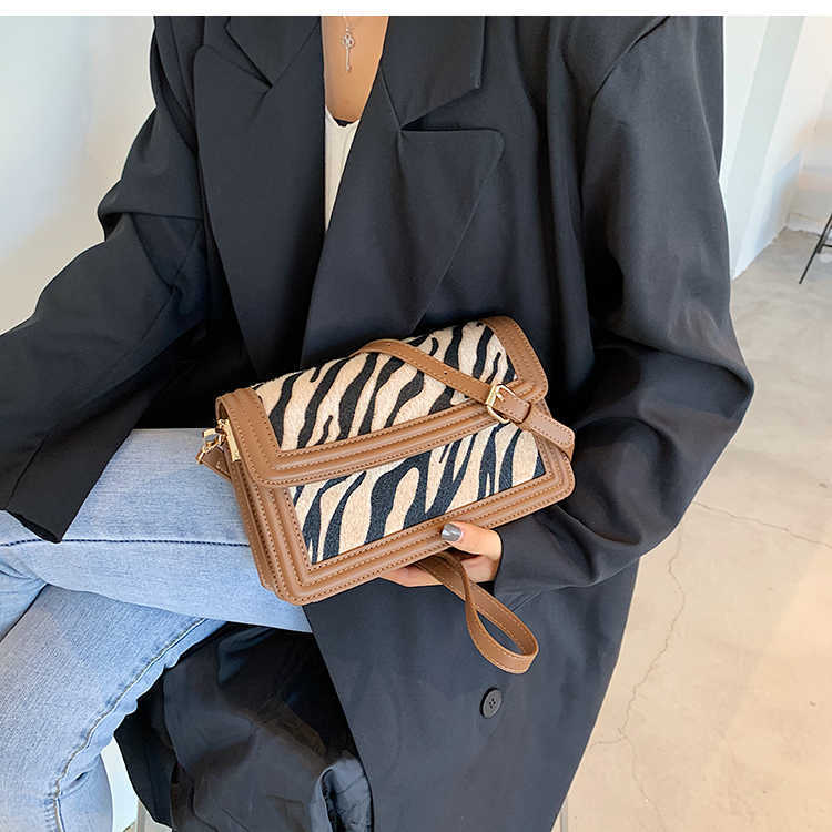 Contrasting Zebra Pattern Shoulder Crossbody Bags for Women Autumn Winter New Fashion Small Square Bag Female Wild Travel Bags, Auburn
Contrasting Zebra Pattern Shoulder Crossbody Bags for Women Autumn Winter New Fashion Small Square Bag Female Wild Travel Bags, Auburn